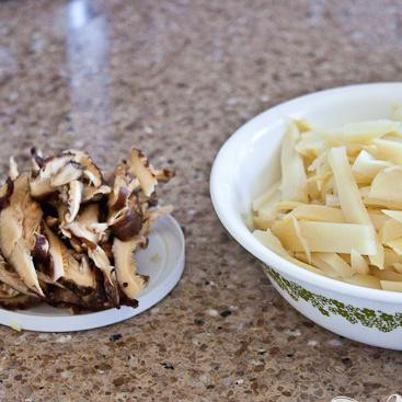 1. Этап. Нянь-Гао: Подготовить китайские грибы (шиитаке) и консервированные побеги бамбука (предварительно слив жидкость из банки).