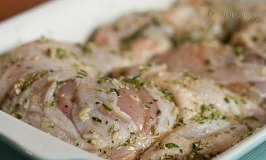 1. Этап. Курица в йогуртовом соусе: Курицу уложить в форму для запекания и залить соусом. прикрыть крышкой или фольгой и отправить в разогретую до 180С духовку примерно на полчаса.