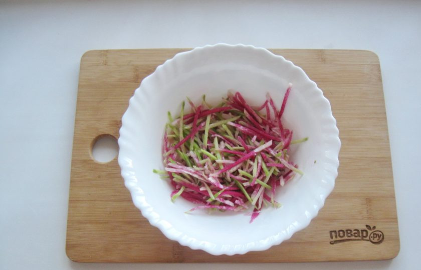 1. Этап. Салат из редьки зеленой: Зеленую редьку помойте, очистите и нарежьте тонкой соломкой или натрите на крупной терке. Выложите в салатник.