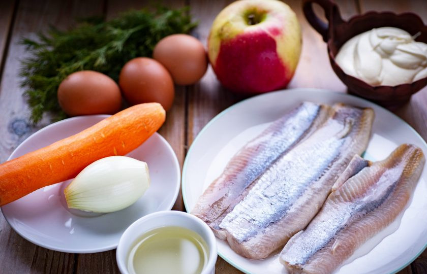 1. Этап. Салат Сельдь под одеялом: Все ингредиенты соберите по списку. Морковь и лук почистите, ополосните. Укроп промойте в проточной воде.