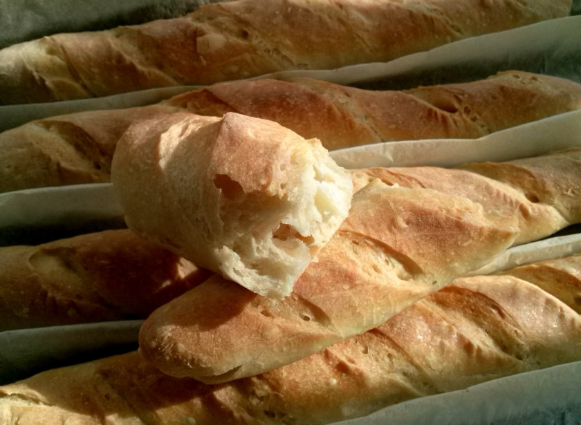 1. Этап. Багет классический: Достаньте багет из духовки, отломайте кусочек и наслаждайтесь!