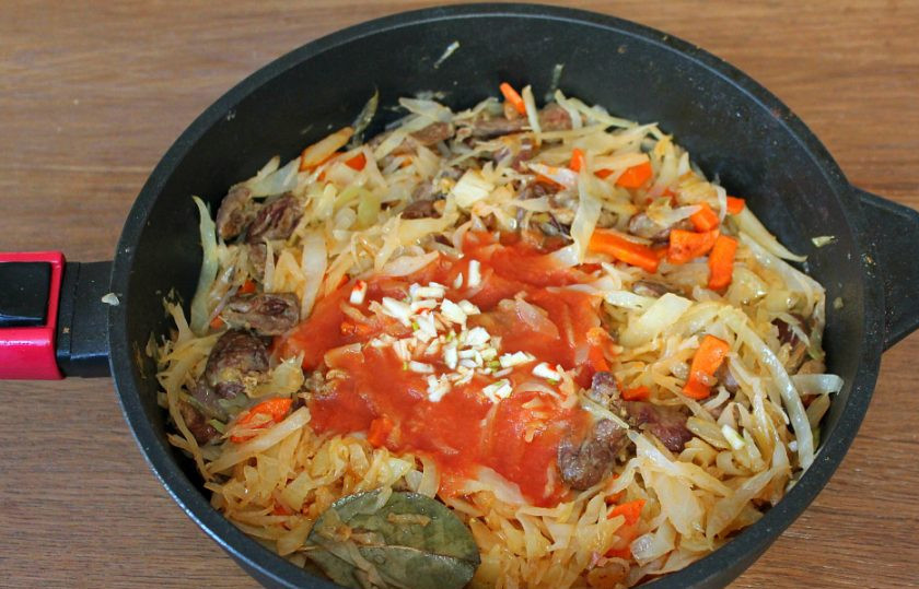 1. Этап. Капуста тушеная с куриными сердечками: За пару минут до готовности добавляем томатный сок или томатный соус и чеснок.