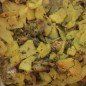 Картофель с мясом и грибами в рукаве Грибы (я беру вешенки свежие) помыть, порезать и слегка обжарить на небольшом количестве растительного масла. Мясо нарезать небольшими кусочками. Картофель почистить, помыть, разрезать не небольшие ломтики. К картофелю добавить мясо, грибы, помидор разрезаем на 6-8 частей. Добавляем мелко порубленный укроп, выдавливаем чеснок, перчим, добавляем приправу (она уже содержит соль, поэтому дополнительно солить мне не требуется). Все хорошо перемешиваем. Аромат будет стоять потрясающий, жаль что через фото его невозможно передать) Духовку нагреваем до 180-190 градусов. Рукав для запекания помещаем на противень, выкладываем картошечку в рукав, плотно закрепляем края рукава и отправляем в духовку. Минут через 30 - 35 (но ориентируйтесь конечно по своей духовке) убавляем огонь, рукав разрезаем сверху и запекаем еще 10 - 15 мину, чтоб картошка подрумянилась сверху.