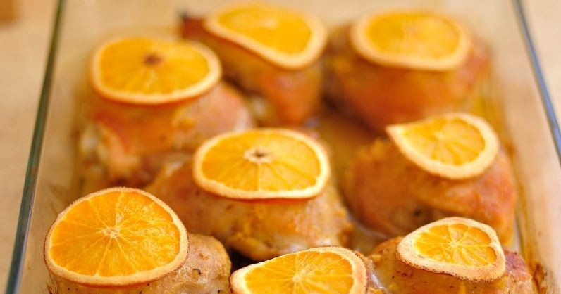 1. Этап. Рецепт курицы с апельсинами в духовке: Разогрейте духовку до ста восьмидесяти градусов. Накройте блюдо с курицей крышкой или заверните фольгой. Затем поставьте его в духовку и запекайте сорок минут.