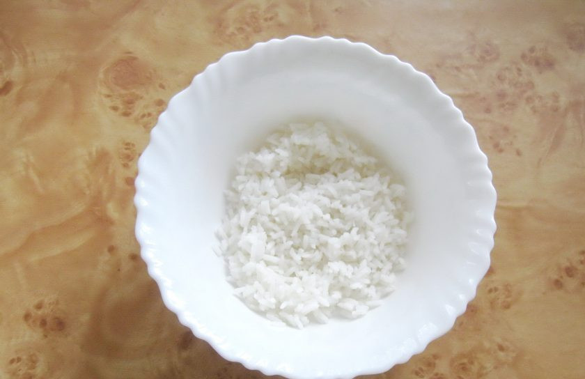 1. Этап. Салат из курицы с рисом: В салатник выложите отварной рис.