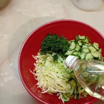 1. Этап. Салат из молодой капусты с уксусом: Затем добавить нарезанные огурцы и масло.