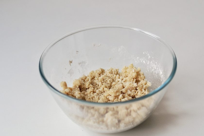 1. Этап. Постные галеты: Добавьте растительное масло, перемешайте.