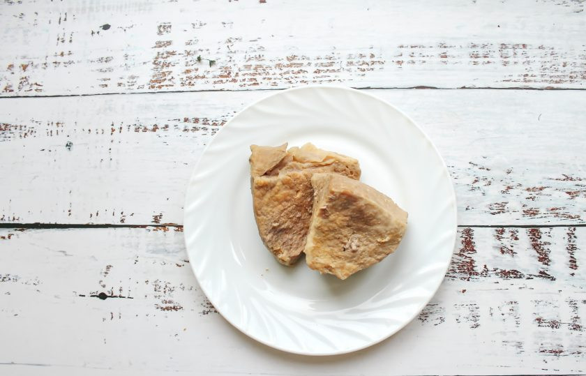 1. Этап. Берлинский шницель: Мягкое вымя извлеките из бульона, остудите и нарежьте на куски толщиной 0.5 сантиметра.