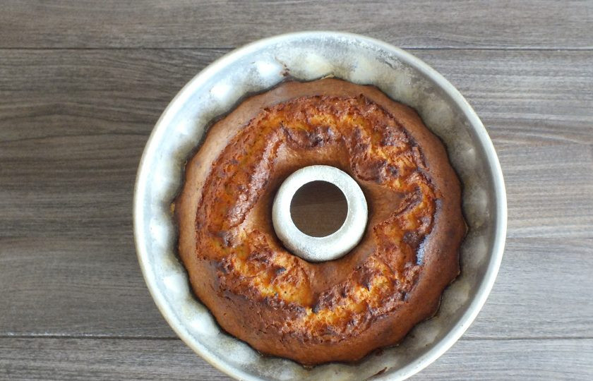 1. Этап. Бразильский морковный кекс: По истечении времени достаньте кекс и проверьте готовность деревянной шпажкой, она должна быть сухой. Оставьте готовый кекс на 15 минут в форме.