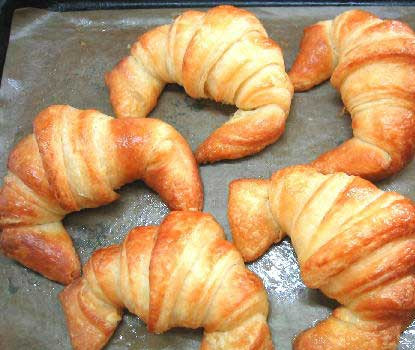 1. Этап. Круассаны из слоеного бездрожжевого теста: 5. Выпекаются они от 12 до 20 минут, в зависимости от ваших вкусовых предпочтений (чем дольше — тем румянее будет корочка). После нужно дать им немного остыть — и можно пробовать. При подаче можно дополнить круассаны из слоеного бездрожжевого теста сгущенкой, соусом или свежими ягодами, например.