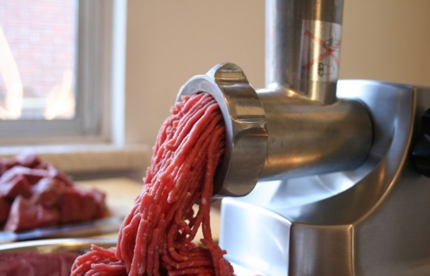 1. Этап. Мясной фарш: 3. Пропустите мясо через мясорубку, можно в блендере, если нет мясорубки.