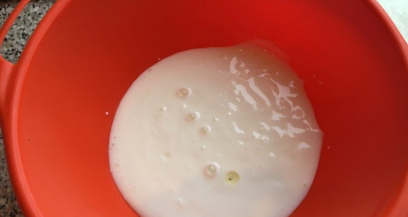 1. Этап. Рецепт вкусных блинов на кефире: 1. Подогрейте немного кефир и влейте его в миску, не используйте холодный.