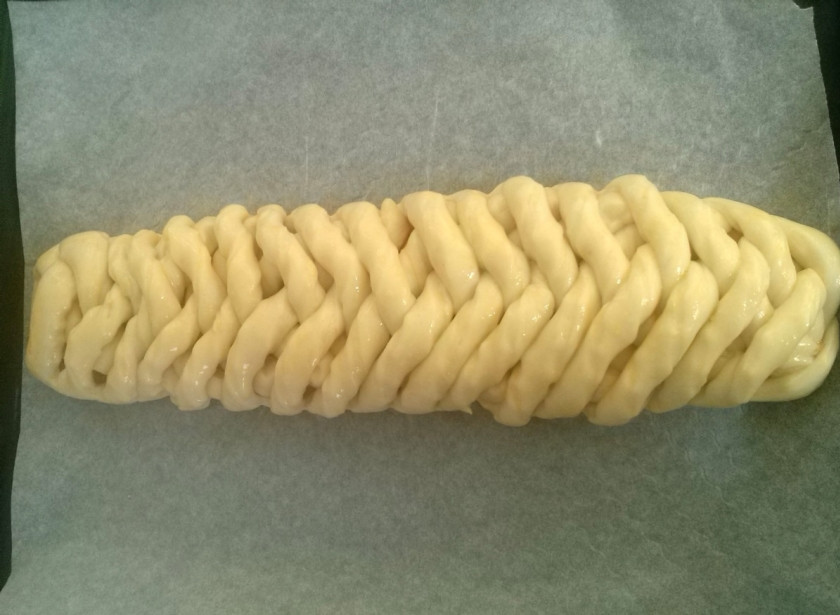 1. Этап. Сдобная плетенка с яблоками: Разогрейте духовку до 180 градусов. Плетенку смажьте слегка взбитым яйцом и выпекайте в духовке 20-25 минут.