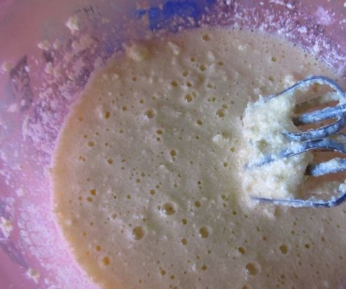 1. Этап. Большой торт: 3. Взбейте сливочное масло с сахаром, постепенно введите яйца и продолжайте взбивать.