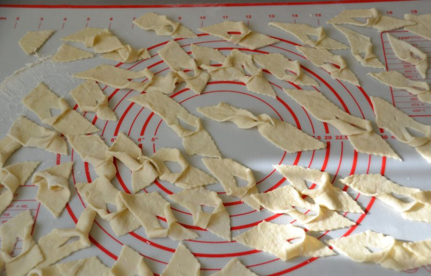 1. Этап. Хворост на пиве: Просуньте один конец полоски из теста через прорезь, получится заготовка для хвороста.