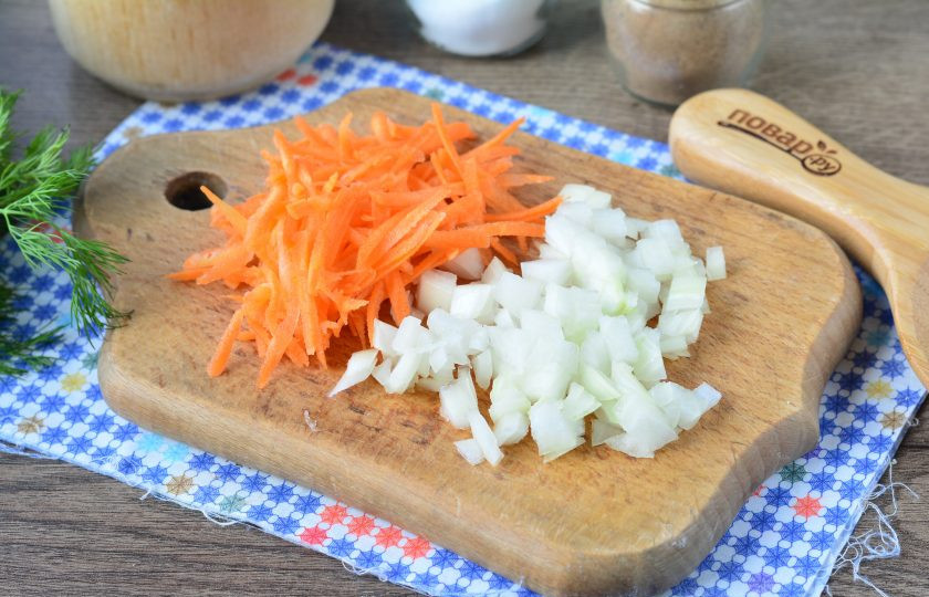 1. Этап. Капустный заливной пирог на майонезе и сметане: Лук нарежьте мелкими кубиками, морковку натрите на терке.