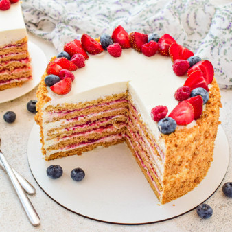 Медовик с клубникой и сметанным кремом