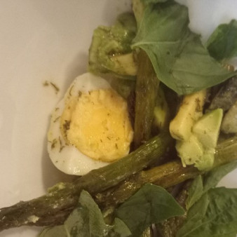 Салат из спаржи, авокадо и яиц