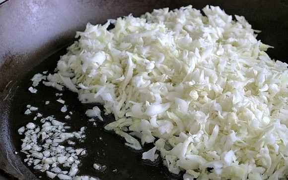 1. Этап. Капустное тесто: Капусту мелко-мелко нашинкуйте, или натрите на мелкой терке.