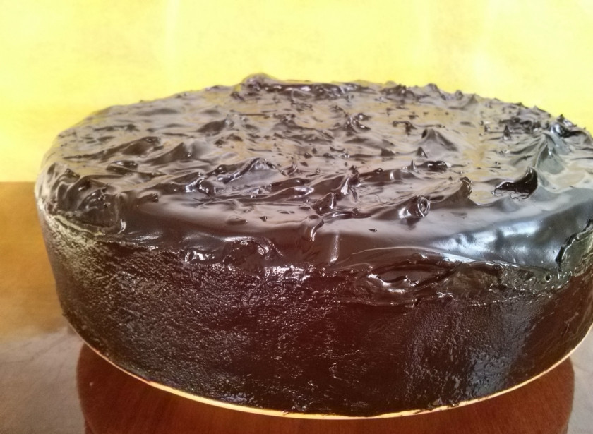 1. Этап. Птичье молоко (торт): Приготовьте глазурь. Сварите сироп из 100г. сахара и 50мл. воды. 100г. сливочного масла смешайте до однородности со 100г. какао-порошка. Влейте сироп в какао-массу, перемешайте. Для густой глазури, как у меня, используйте половину сиропа. Покройте глазурью торт. Поставьте его в холодильник до назначенного часа.