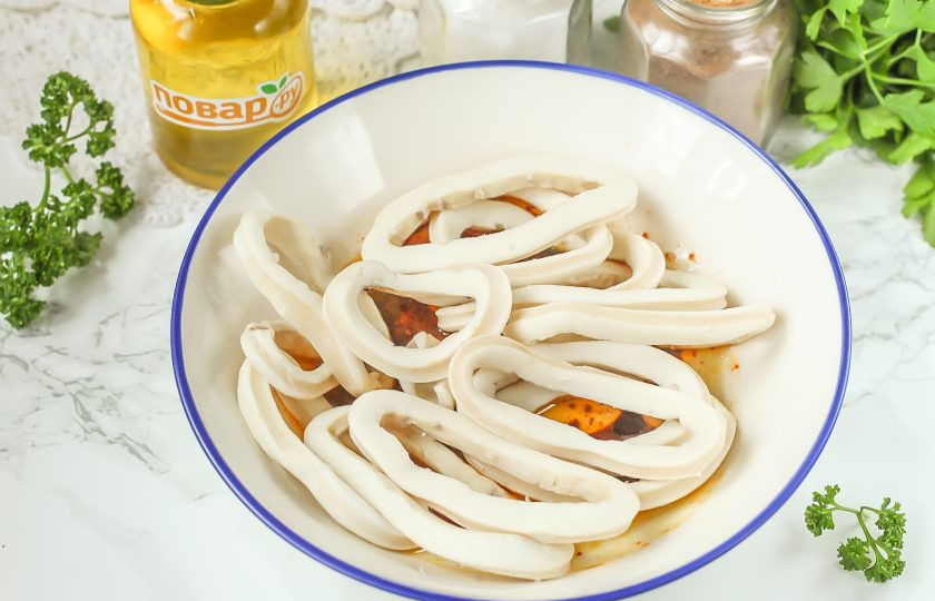 1. Этап. Вяленый кальмар: Извлеките отваренные кольца, не оставляйте их в бульоне! Стряхните лишнюю влагу и выложите их в приготовленный соус. Перемешайте и оставьте в нем на 15-20 минут.