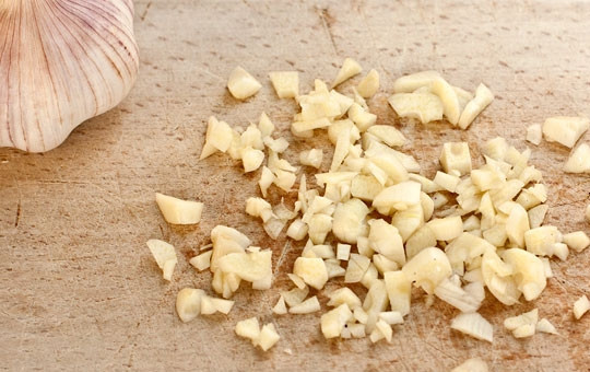 1. Этап. Зразы из фарша: Чеснок почистить, мелко порезать.