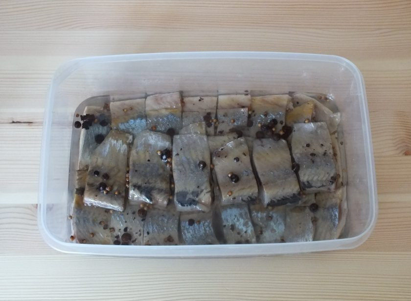 1. Этап. Пресервы из сельди: Форму с сельдью слегка потрясите, чтобы масло равномерно распределилось. Закройте крышкой и уберите в холодильник на сутки.