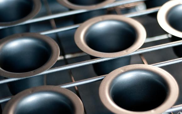 1. Этап. Поповеры (пустые булочки): 2. Разогреть духовку до 230 градусов и вылить половину чайной ложки рапсового масла в центр каждого отделения формы для булочек (форма с 6 отделениями). Нагреть форму в духовке.