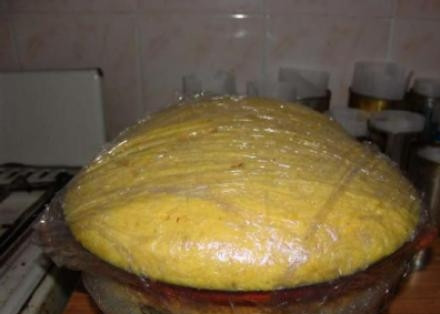 1. Этап. Кулич на дрожжах: Замочите изюм на 20 минут. И оставьте сушиться на ночь. С утра достаньте тесто и включите духовку. Оно должно подниматься часа 3. Потом вымешивайте его 40 минут.