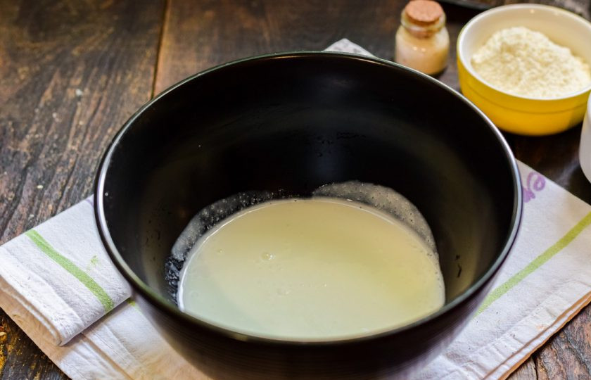 1. Этап. Оладьи на кефире без масла: Влейте в миску теплый кефир.