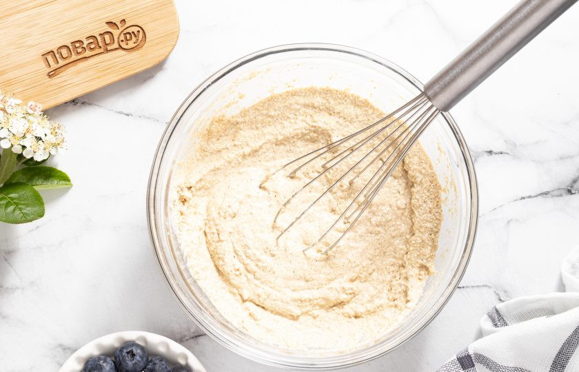 1. Этап. Вафли из киноа: Перемешайте до однородности. Тесто получается, как на густые оладьи.