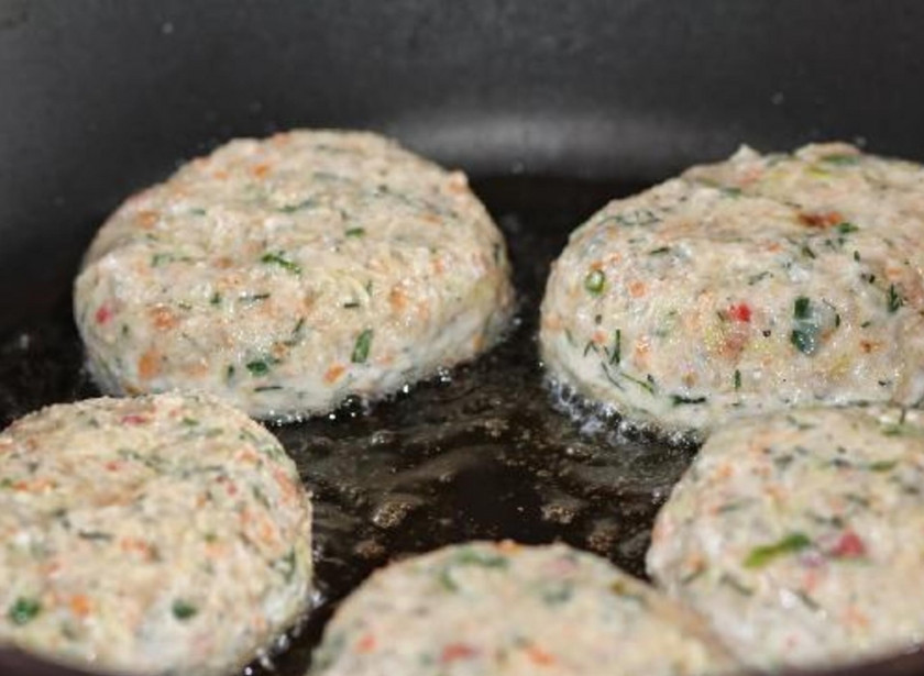 1. Этап. Куриная грудка с овощами и творогом: Сформируйте из фарша котлеты. Обжаривайте их примерно 3 минуты с одной стороны на разогретой с маслом сковороде.