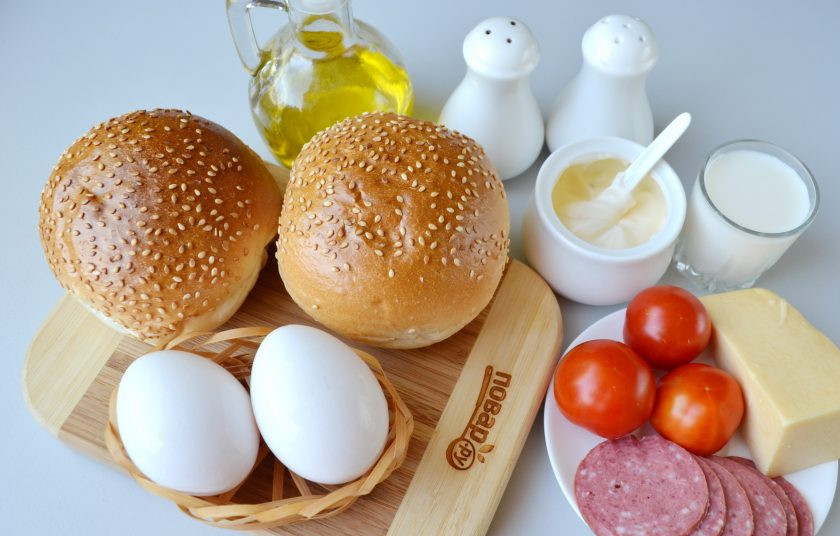1. Этап. Булочки, фаршированные омлетом, на завтрак: Подготовьте продукты, булочки должны быть самыми свежими, это залог вкусного завтрака!