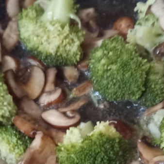 Жаркое из брокколи и грибов