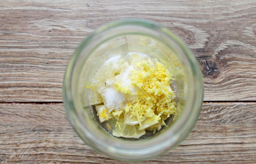 1. Этап. Имбирно-лимонная настойка Скорая: Имбирь очистите от кожицы, натрите на средней терке и добавьте в банку.