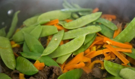 1. Этап. Говядина по-китайски: Добавить овощи и жарить на сильном огне 3 минуты. Говядина станет мягкой, а соус начнет густеть. Довести до готовности.