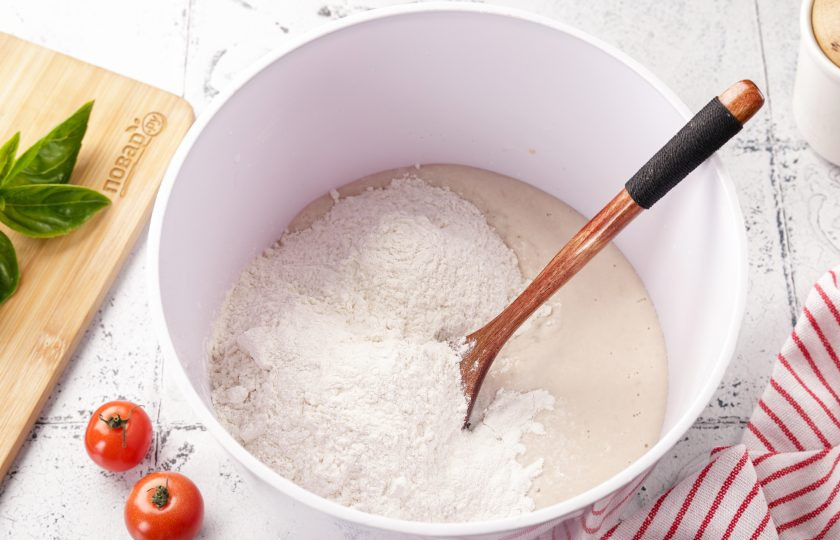 1. Этап. Пицца Нью-йорк: Затем добавьте 1 ч.л. соли и муку, перемешайте.