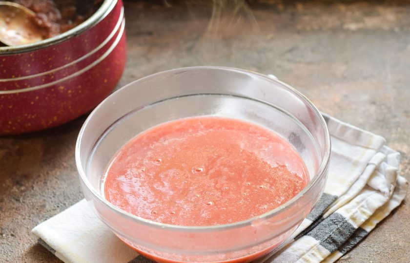 1. Этап. Пюре из сливы для грудничка на зиму: Протрите сливы через мелкое сито. После проварите пюре 2 минуты.