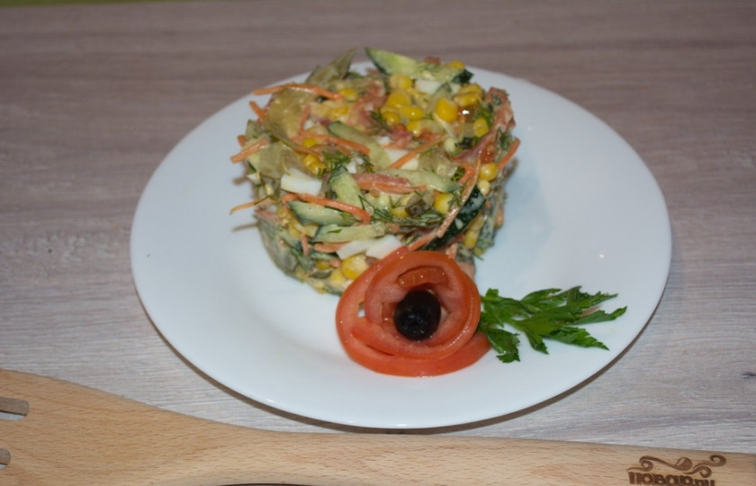 1. Этап. Салат с салями и кукурузой: Заправляем салат майонезом. Укладываем в салатник или в необычную посуду и подаем к столу. Салат вкусный, а украшенный и поданный нарядно — поднимет настроение и украсит праздничный стол.