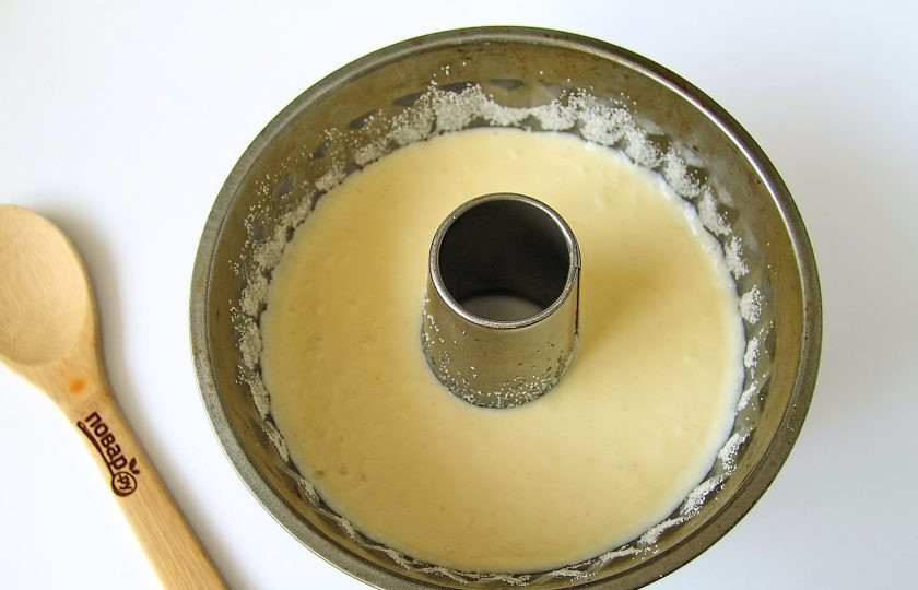 1. Этап. Манник-стаканник: Форму смажьте маслом, дно и бока присыпьте мукой или манкой. Вылейте тесто и выпекайте пирог при температуре 180 градусов около 40 минут.