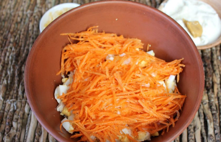 1. Этап. Cалат Флоренция: Добавляем в салат морковь по-корейски.