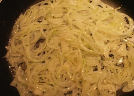 1. Этап. Постная солянка из свежей капусты: Лук обжарьте на сковороде с растительным маслом до полупрозрачности.