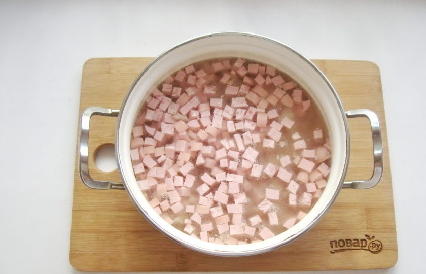 1. Этап. Солянка без копченостей: Нарезанные мясные изделия выложите в кастрюлю с куриным бульоном.