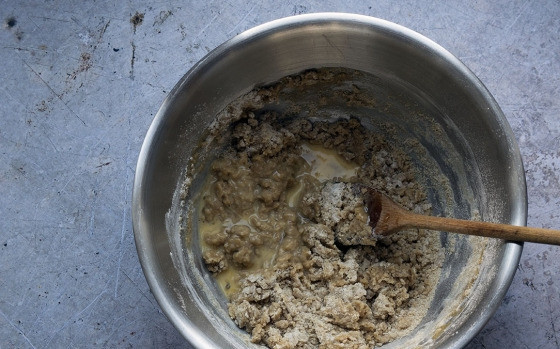 1. Этап. Имбирные пряники Праздник в доме: 5. Слегка остудите и вбейте яйца, хорошенько перемешайте.