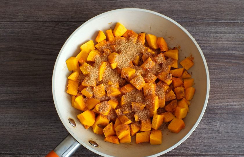 1. Этап. Заливной пирог с тыквой в духовке: Когда тыква начнет подрумяниваться, добавьте коричневый сахар и корицу. Продолжайте обжаривать, помешивая на огне чуть ниже среднего до полуготового состояния. После снимите с огня и отставьте в сторону.