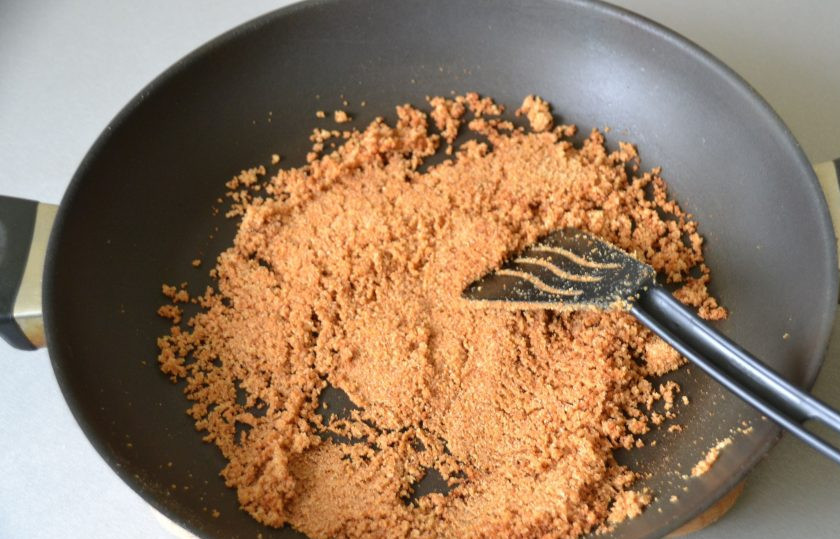 1. Этап. Штрудель со сливой: Обжаривайте до румяности.