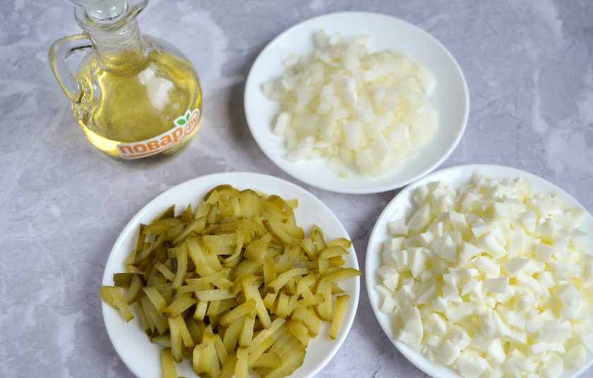 1. Этап. Салат из пасты с яйцами: 3. Порежьте соломкой соленые огурчики, лук - кубиками, белки яиц тоже кубиками.