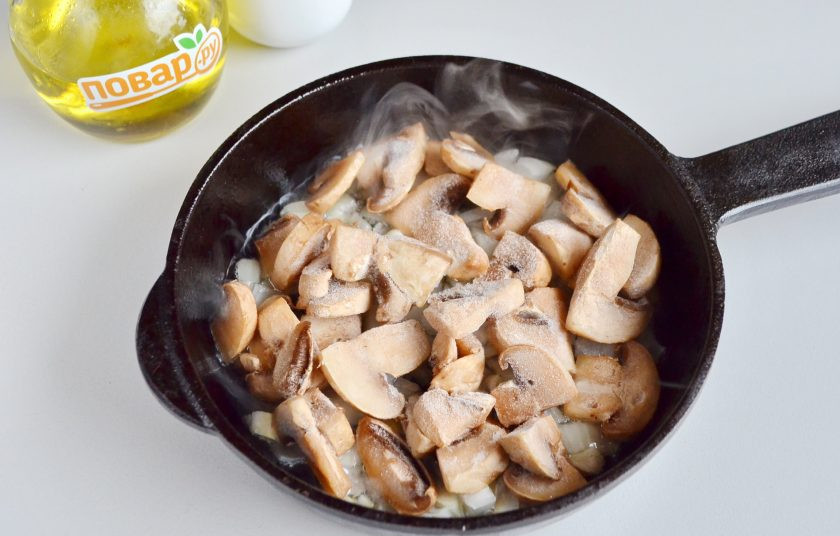 1. Этап. Пасхальные мордашки: 2. Я заранее обжарила на растительном масле луковицу, порезанную кубиками, потом добавила грибы и довела до готовности начинку.