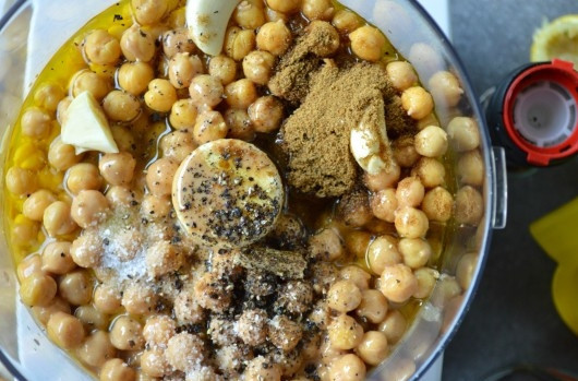 1. Этап. Нутовая паста: 3. В чашу блендера выложите все ингредиенты.