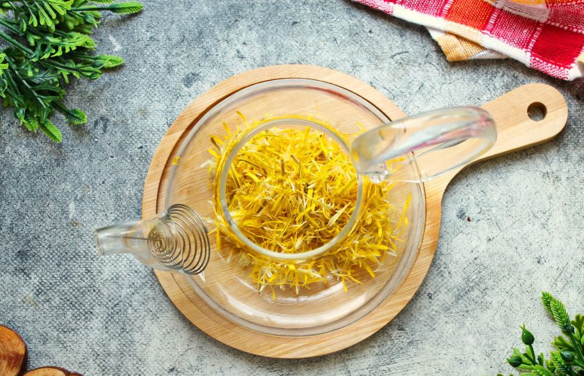 1. Этап. Чай из одуванчиков: В заварочный чайник выложите всю зеленую часть.